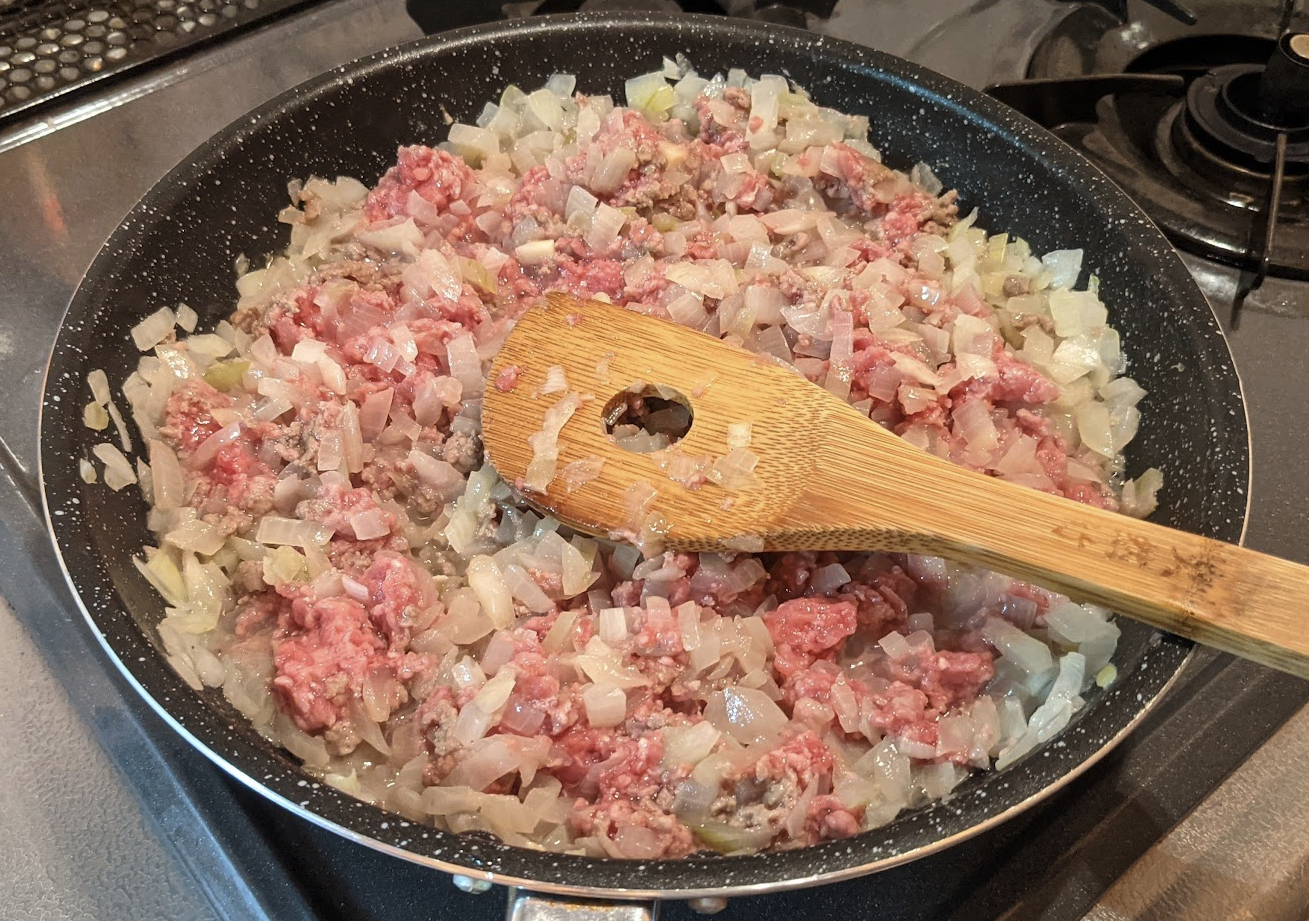 ひき肉と玉ねぎを混ぜ合わせた状態